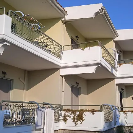 In With Pool * Γερακινή